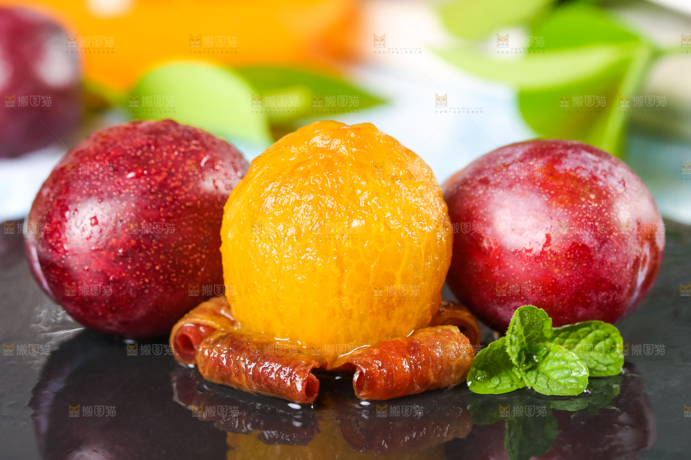 黑石板上的新疆甜西梅