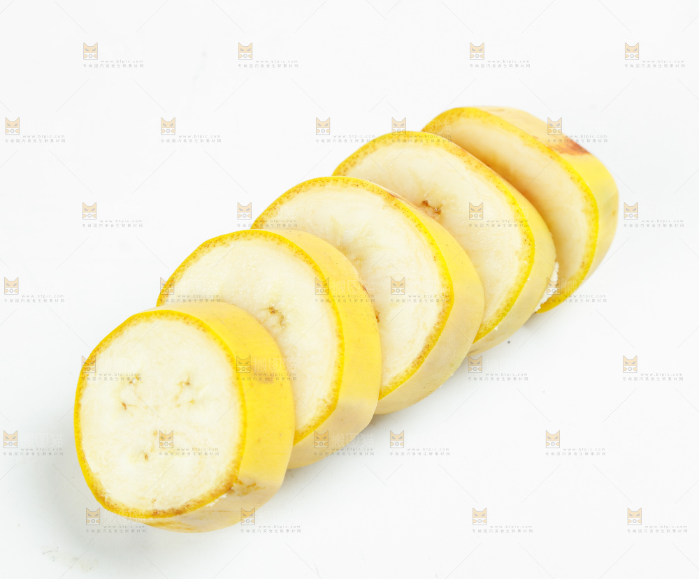 白底上的苹果蕉切块