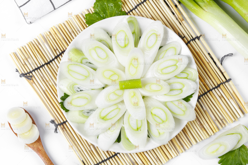 瓷碟里放着新鲜大葱