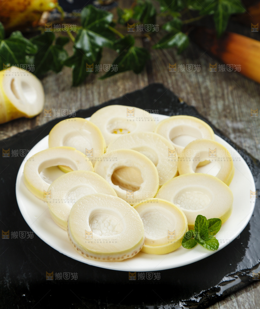 石板上放着新鲜临安春笋