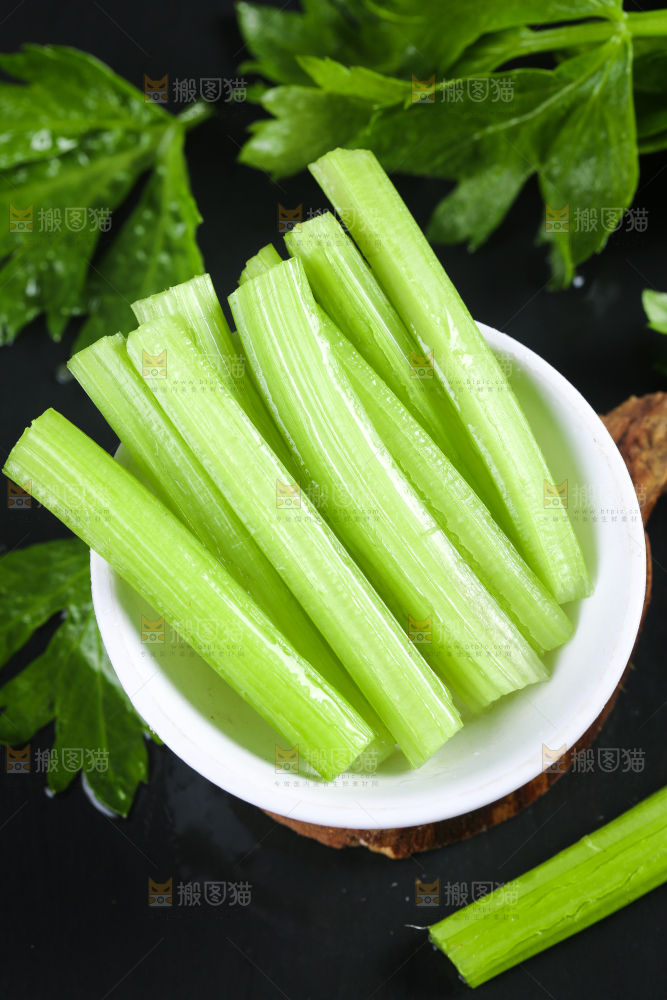 碟子装着切好的芹菜
