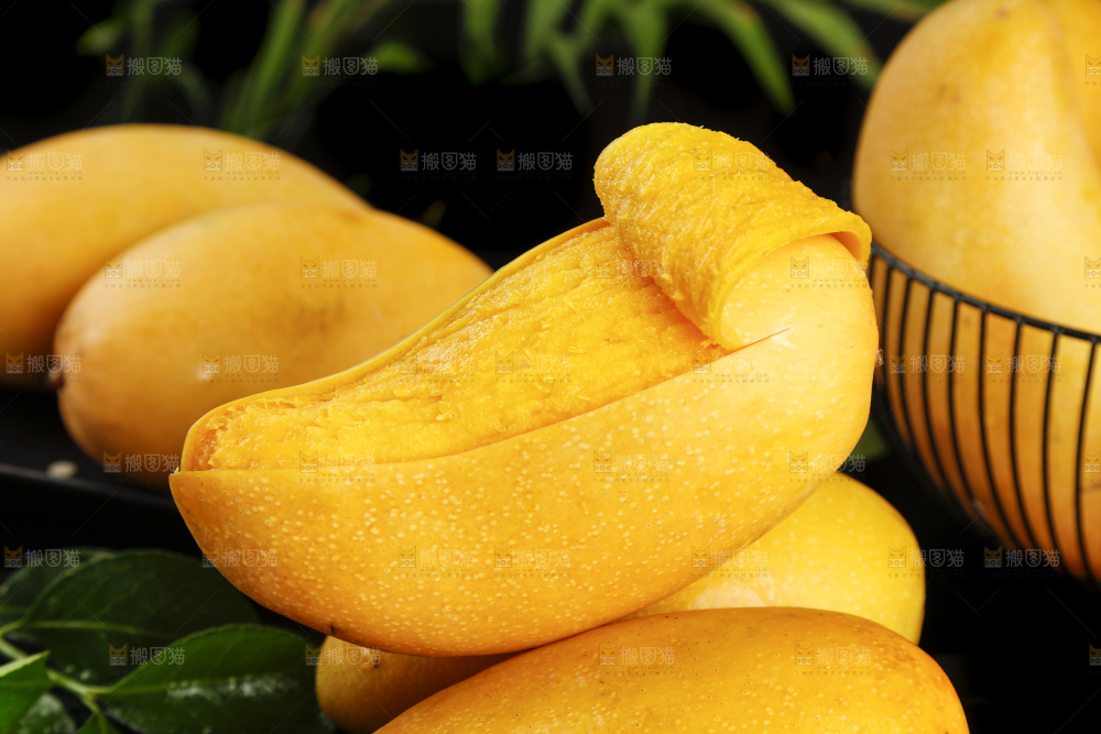 深底上放着剥皮的水仙芒果