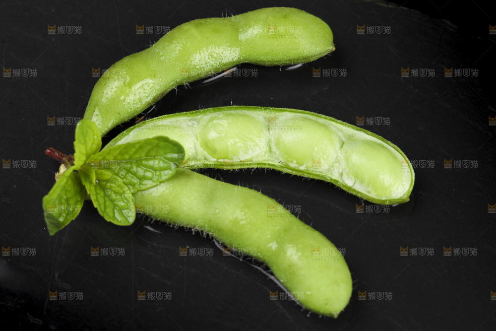 深底上放着新鲜毛豆