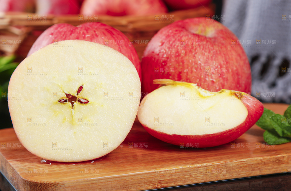 木板上放着陕西红富士苹果