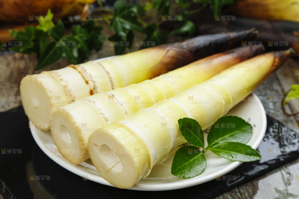 石板上放着新鲜临安春笋