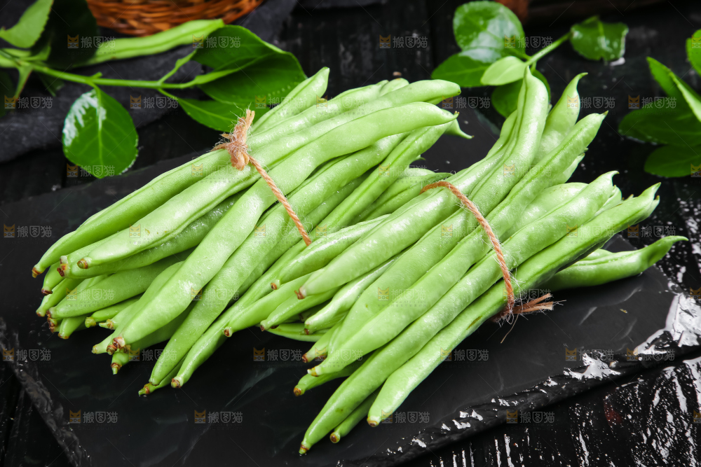 黑底上放着云南新鲜四季豆
