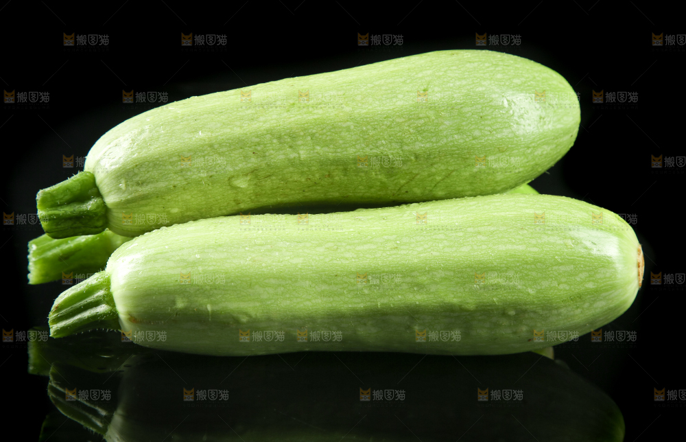黑底上摆放着西葫芦