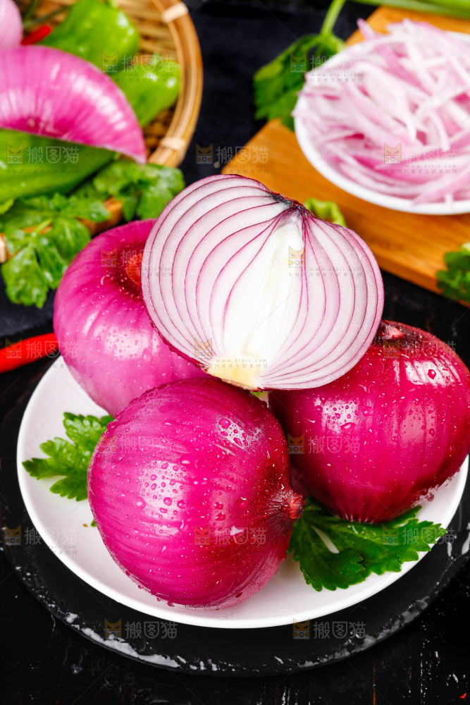 黑石板上的紫皮洋葱