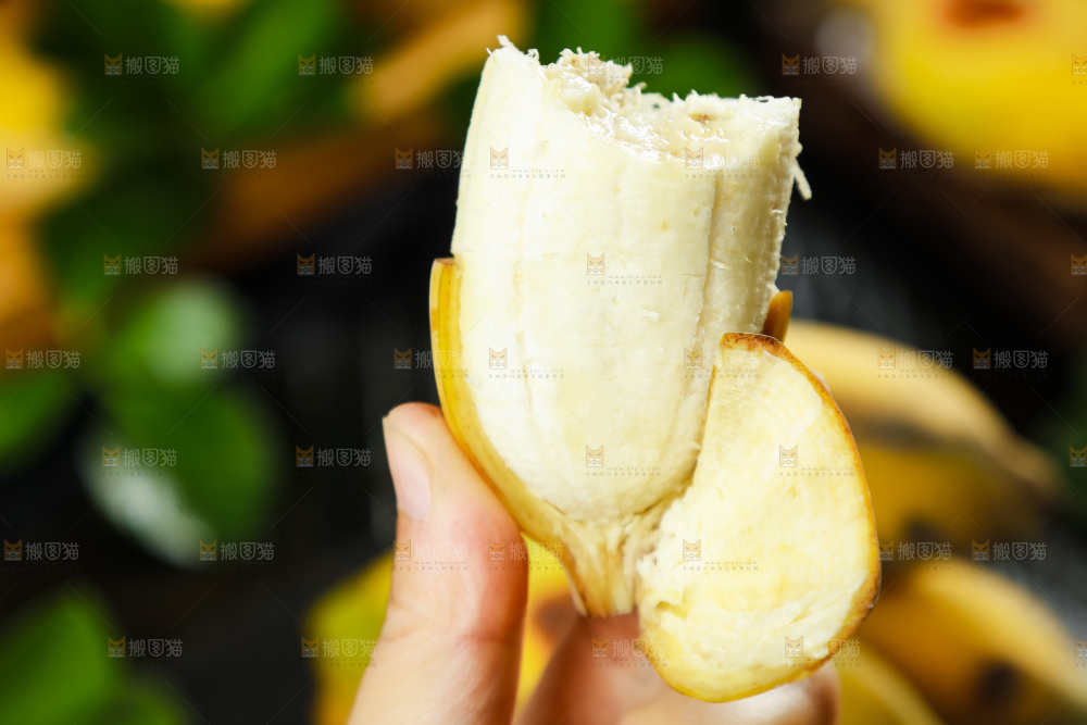 黑底上的苹果香蕉