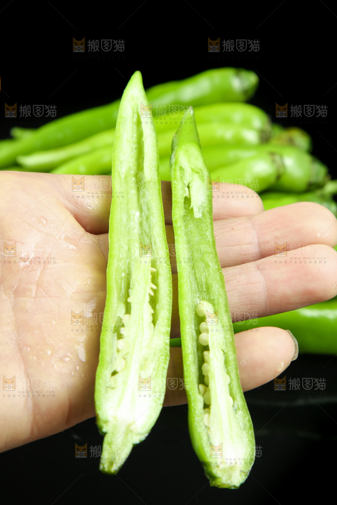 黑底上放着青尖椒