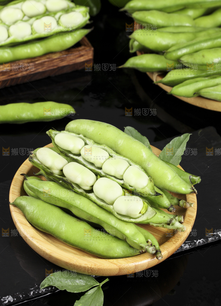 深底上放着新鲜兰花豆