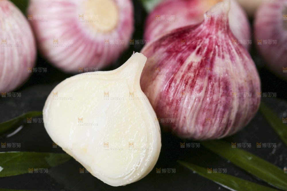 深底上放着云南紫皮独头蒜
