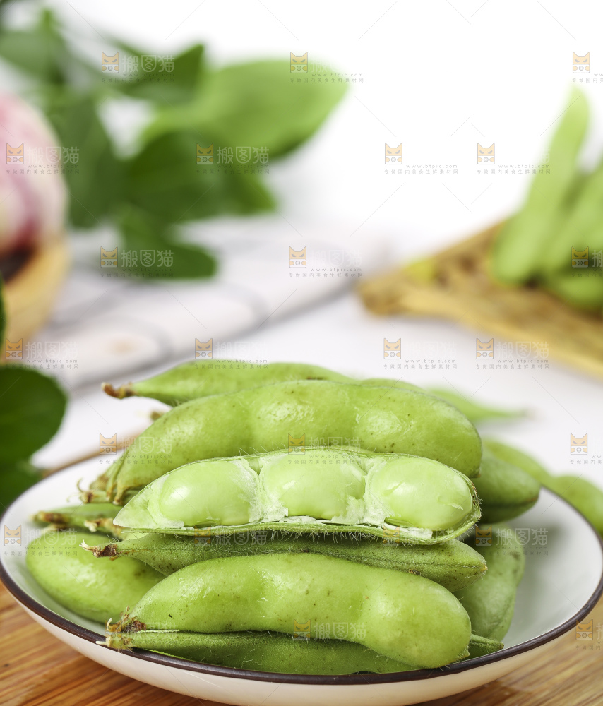 木底上放着一盘云南毛豆