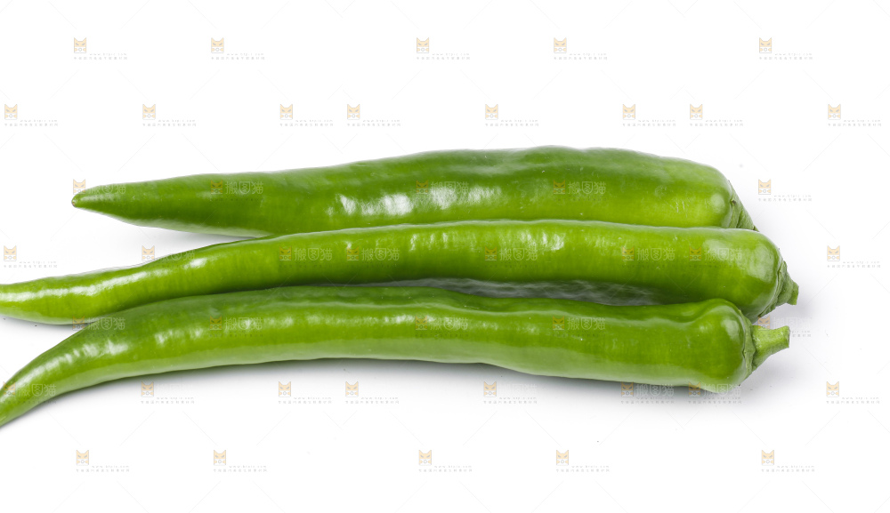白底上放着新鲜青椒