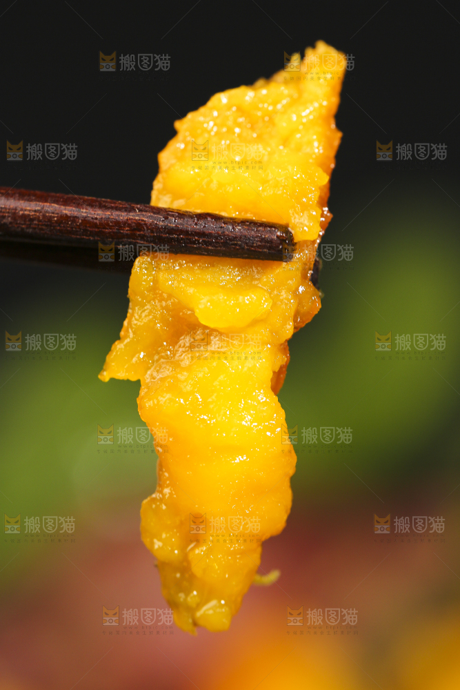 深底上摆放着烤蜜薯