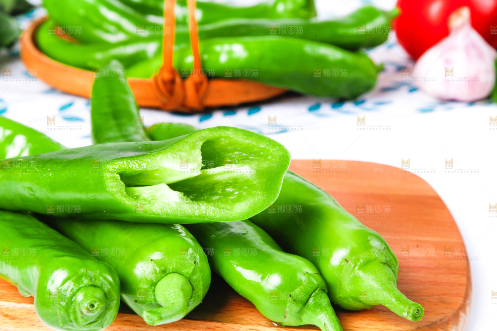 浅底上放着新鲜羊角辣椒