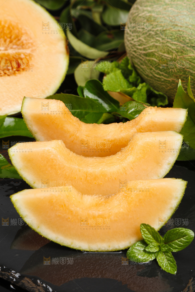 深底上放着切开的西州蜜25号