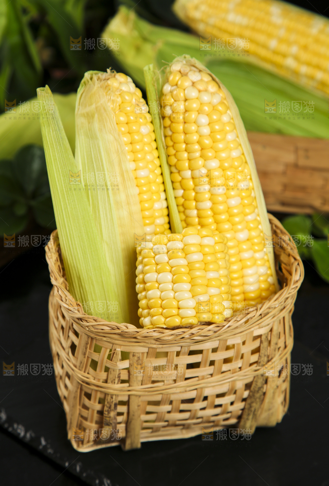 竹篮里放着剥皮的甜玉米
