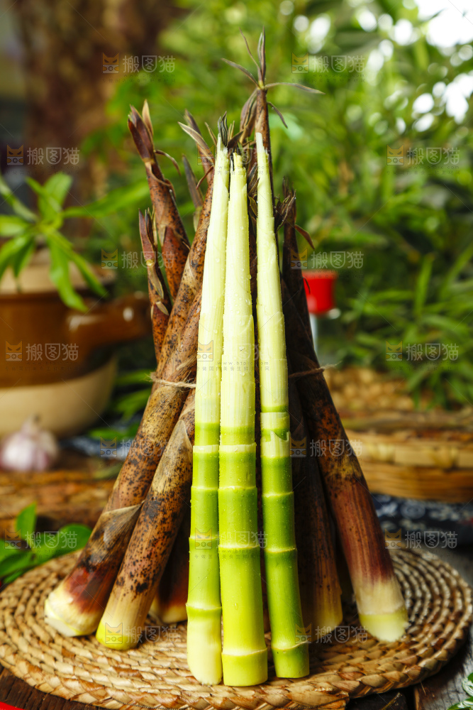 竹垫上放着一捆剥皮的竹笋