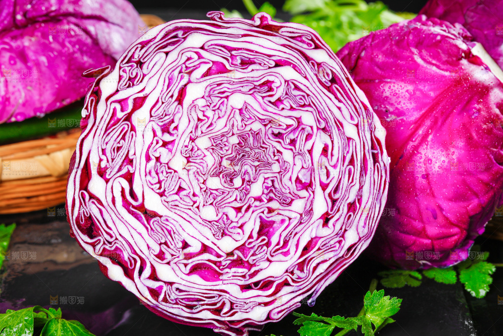 黑石板上放着紫椰菜