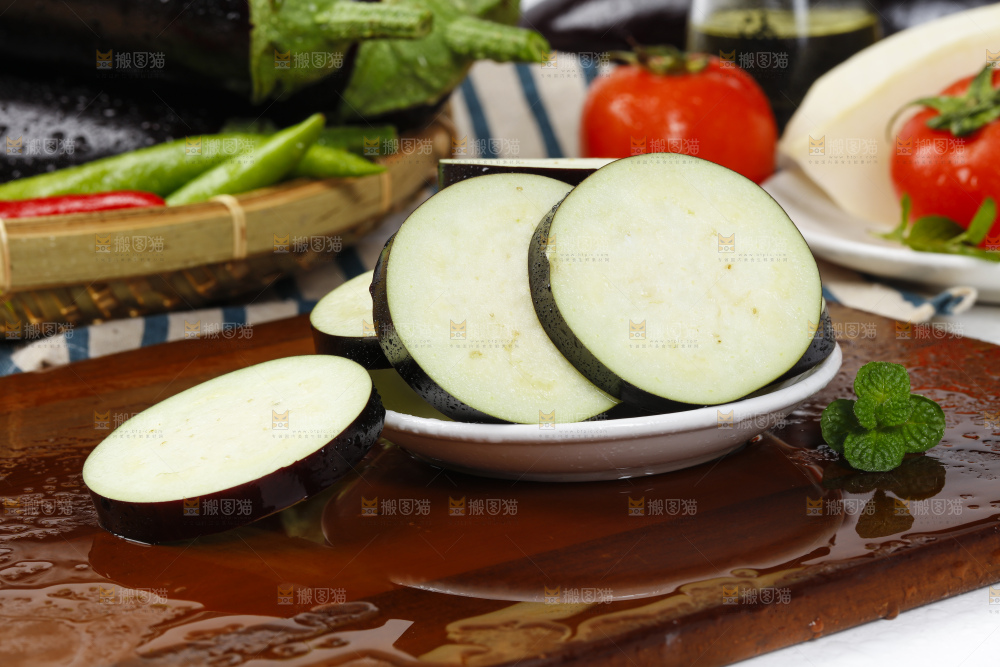 木底上的茄子