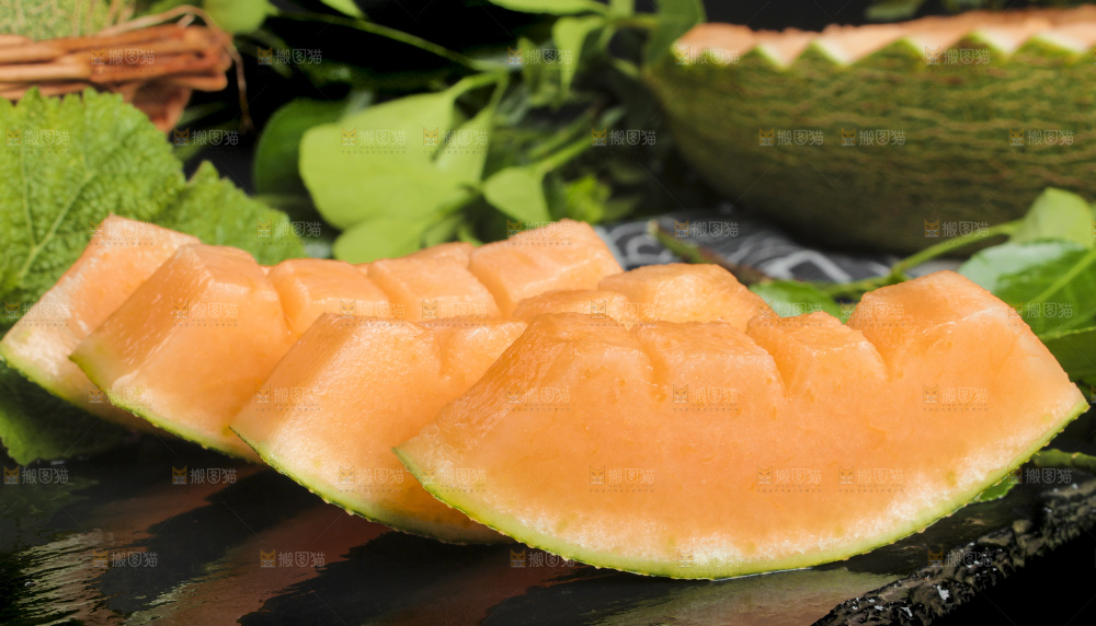 深底上放着切开的新疆哈密瓜