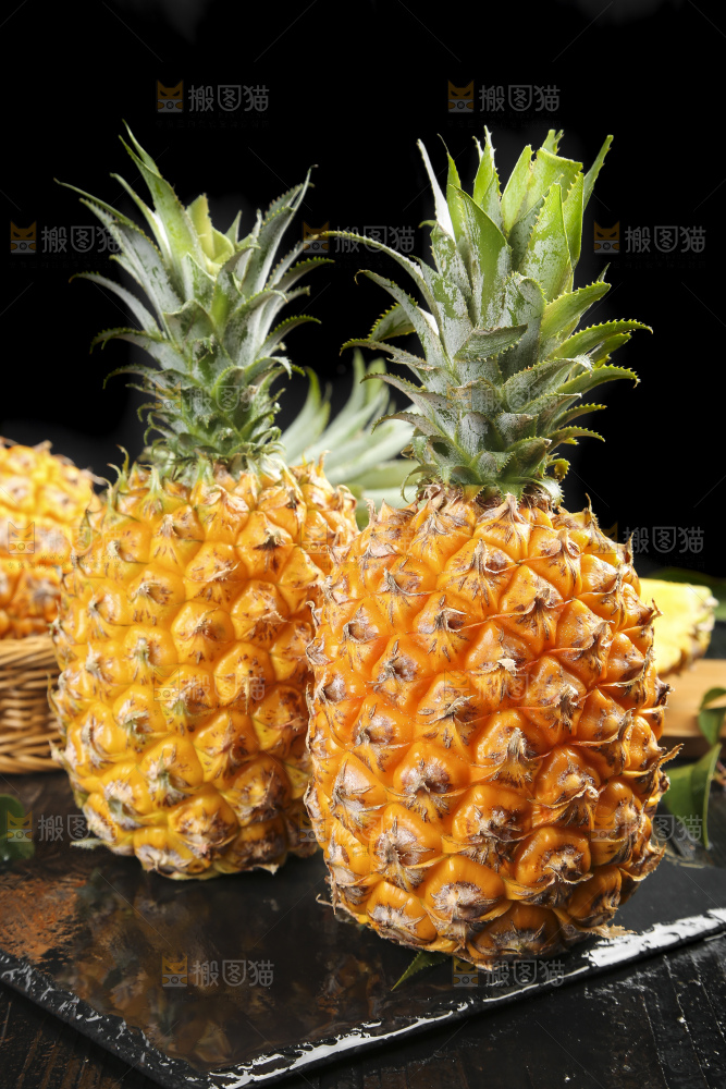 黑底上的新鲜菠萝