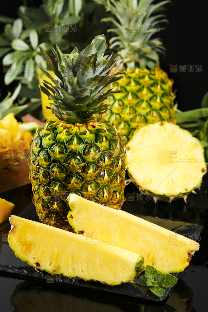黑石板上放着海南金钻凤梨