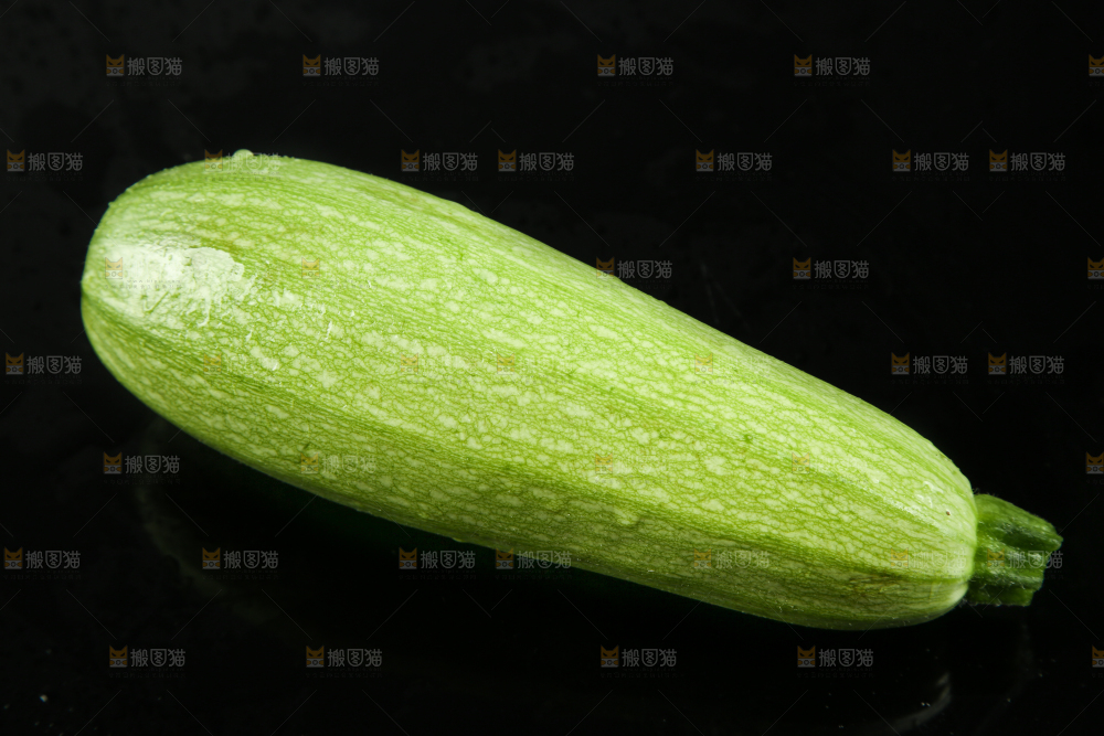 黑底上摆放着西葫芦