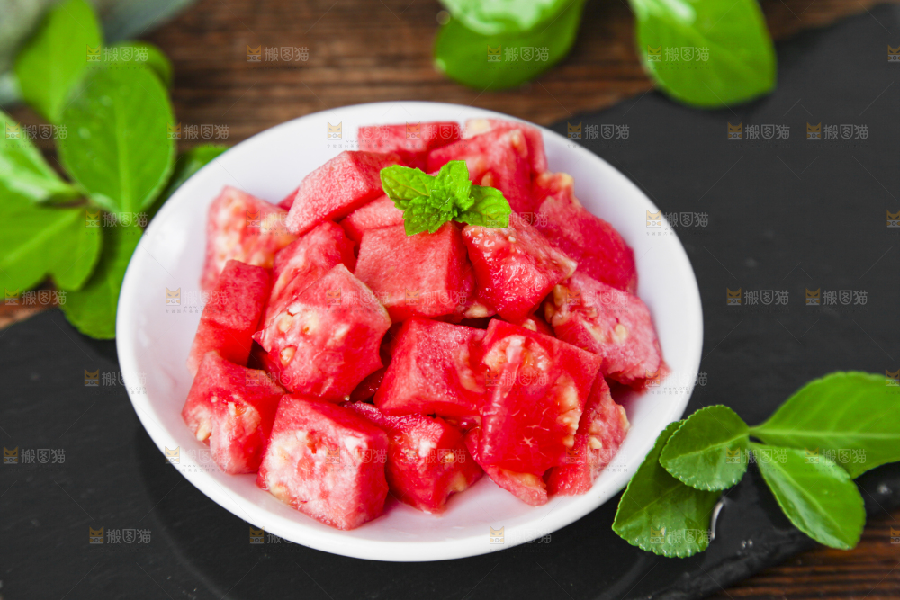 碟子里装着红心芭乐果肉