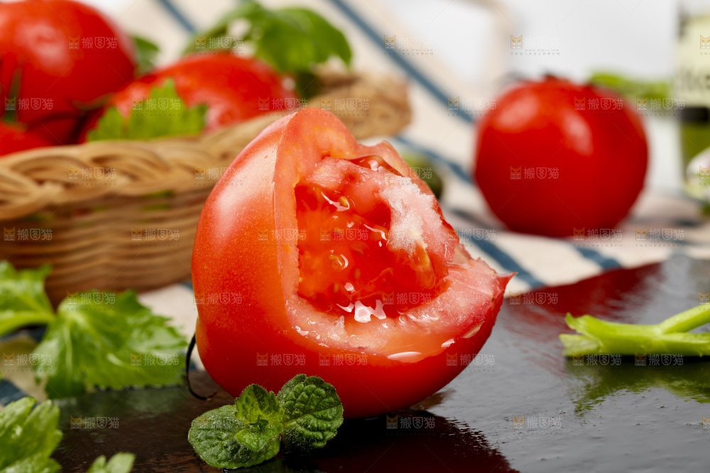 深底上放着番茄