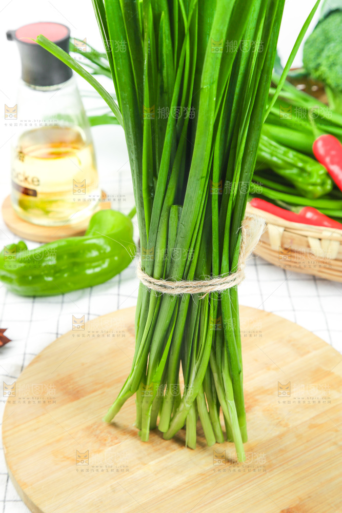 格子底上的鲜嫩韭菜
