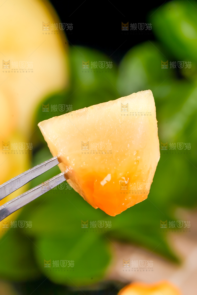 叉子叉着阎良甜瓜果肉