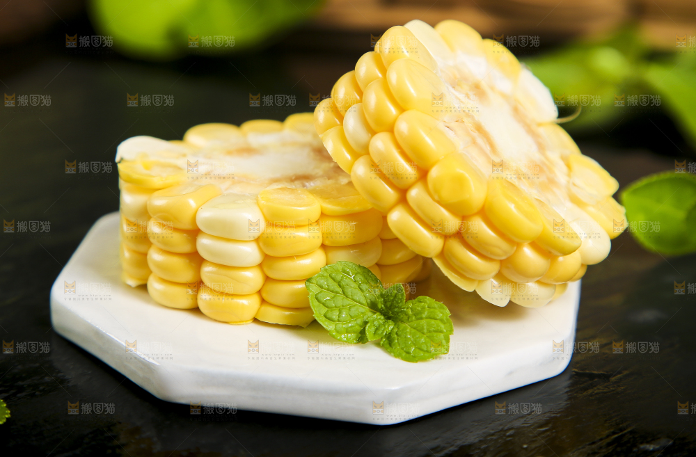 白石垫放着切块的甜玉米
