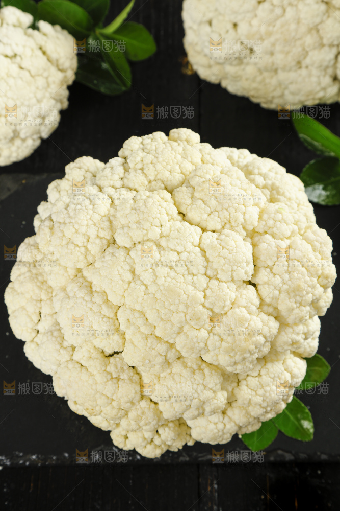 深底上的新鲜花椰菜