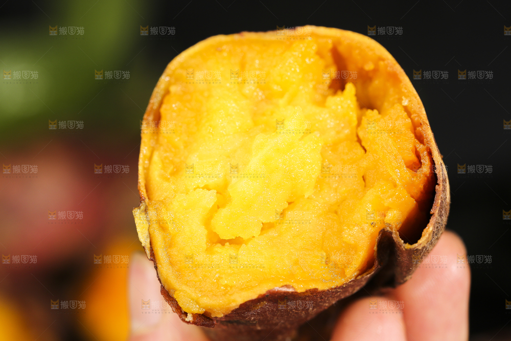 深底上摆放着烤蜜薯