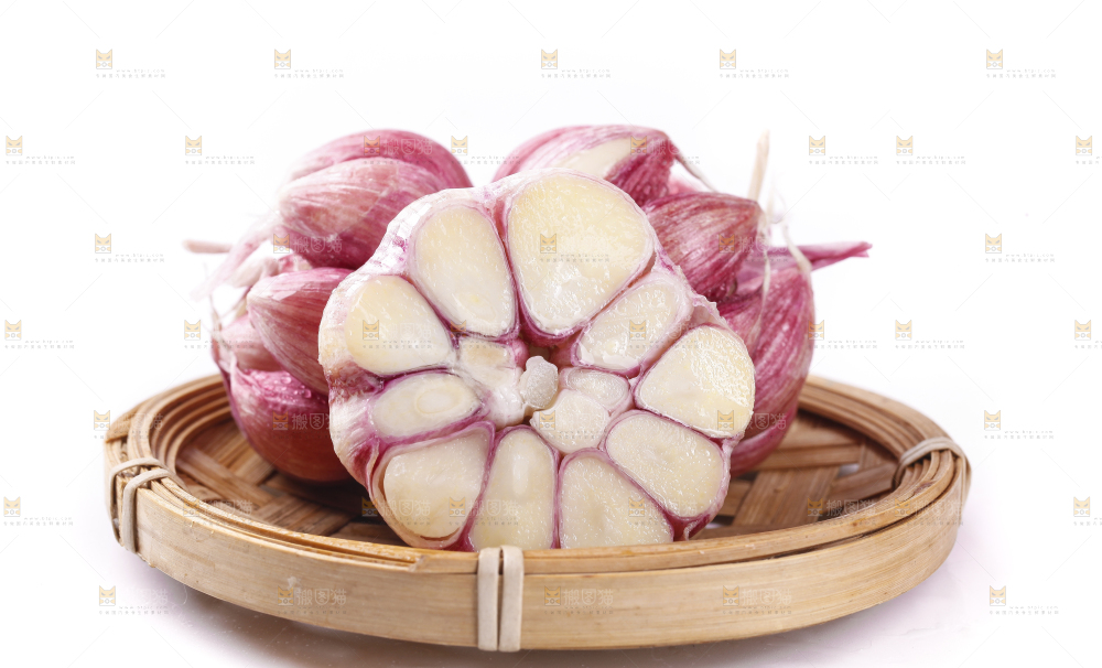 一筐云南新鲜紫皮大蒜放在白底上