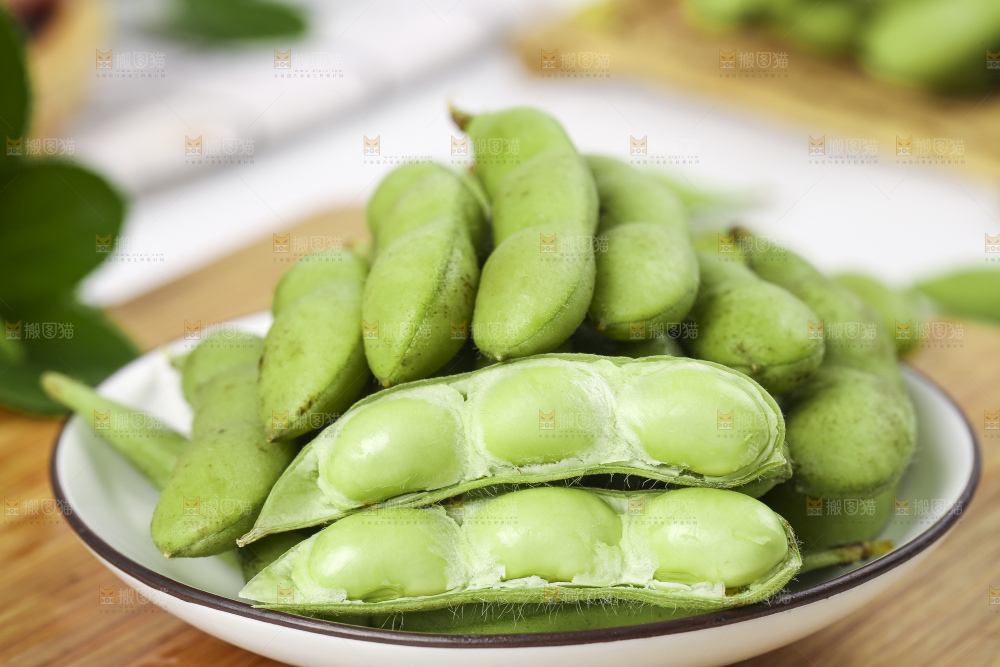 木底上放着一盘云南毛豆