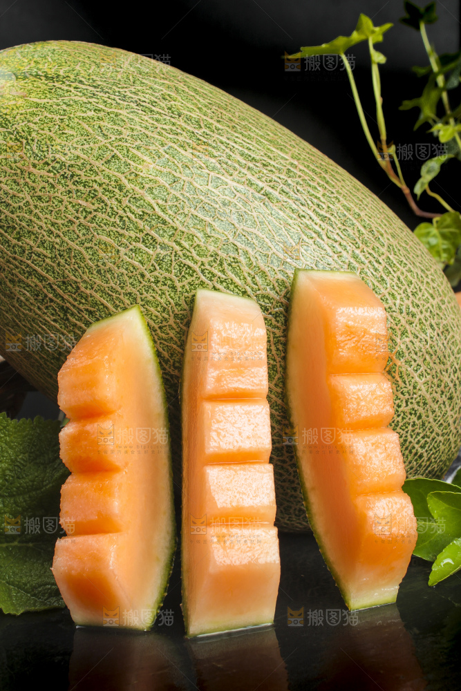 深底上放着切开的新疆哈密瓜