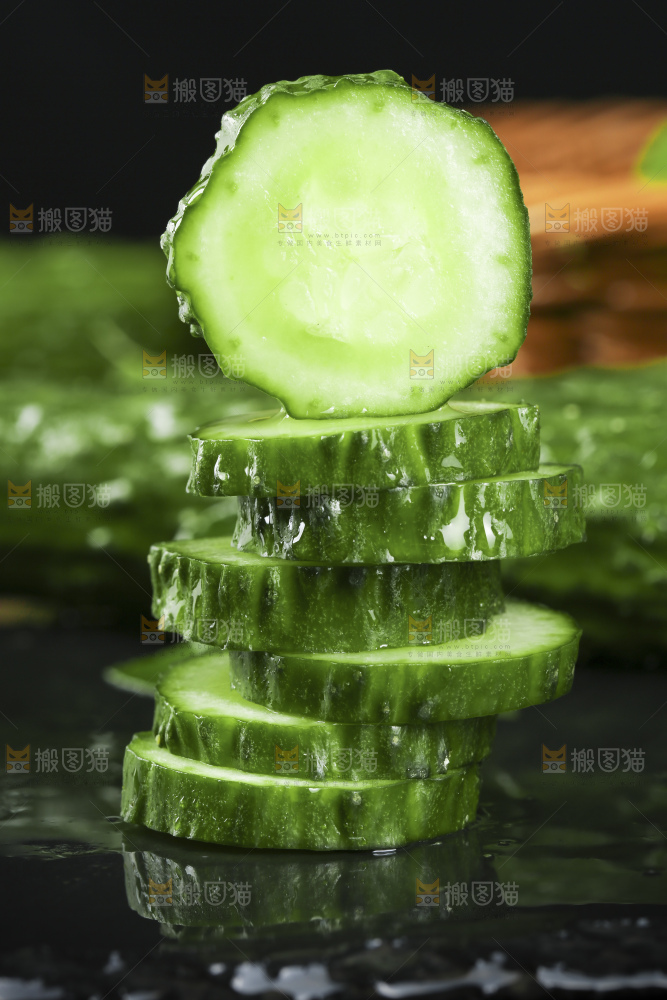 深底上放着切开的新鲜青黄瓜