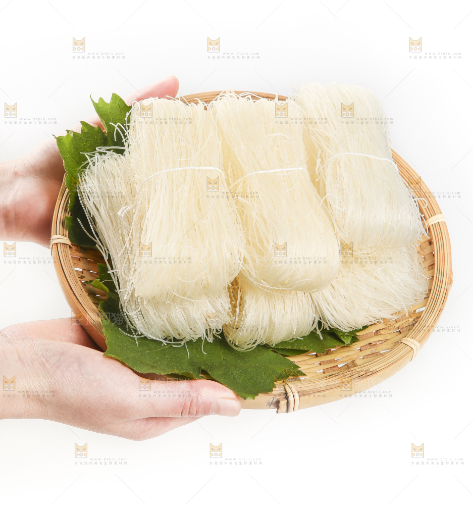 双手端着竹篮里的粉丝