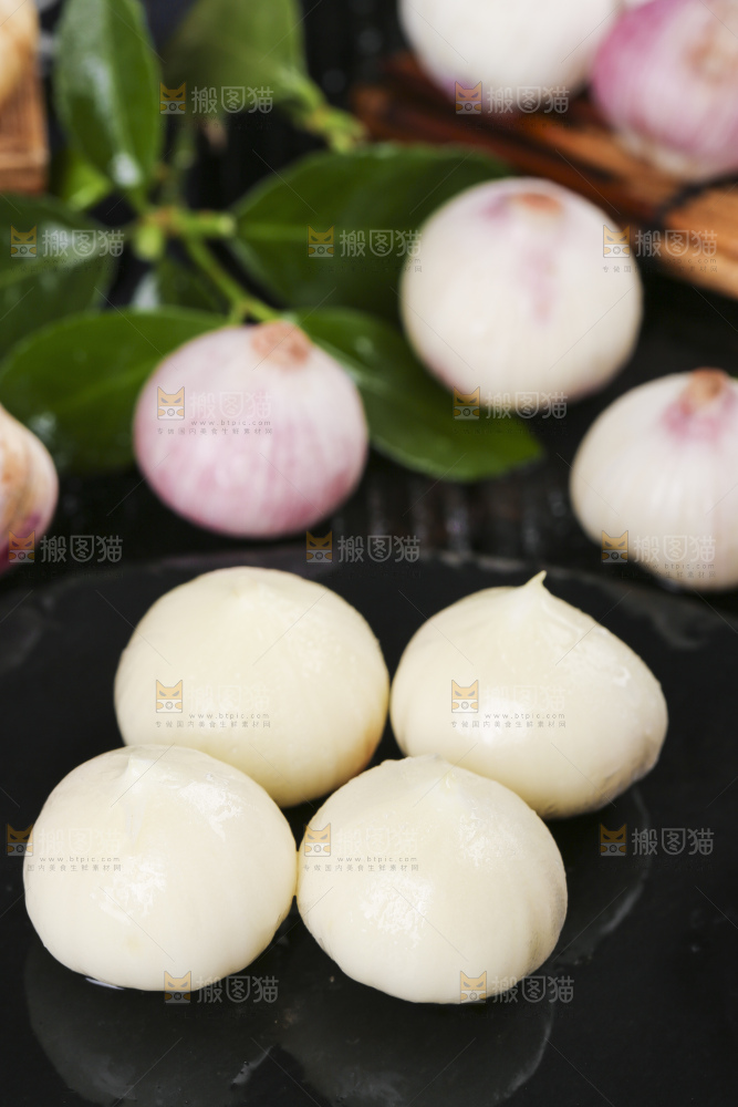 黑底上放着紫皮独头大蒜