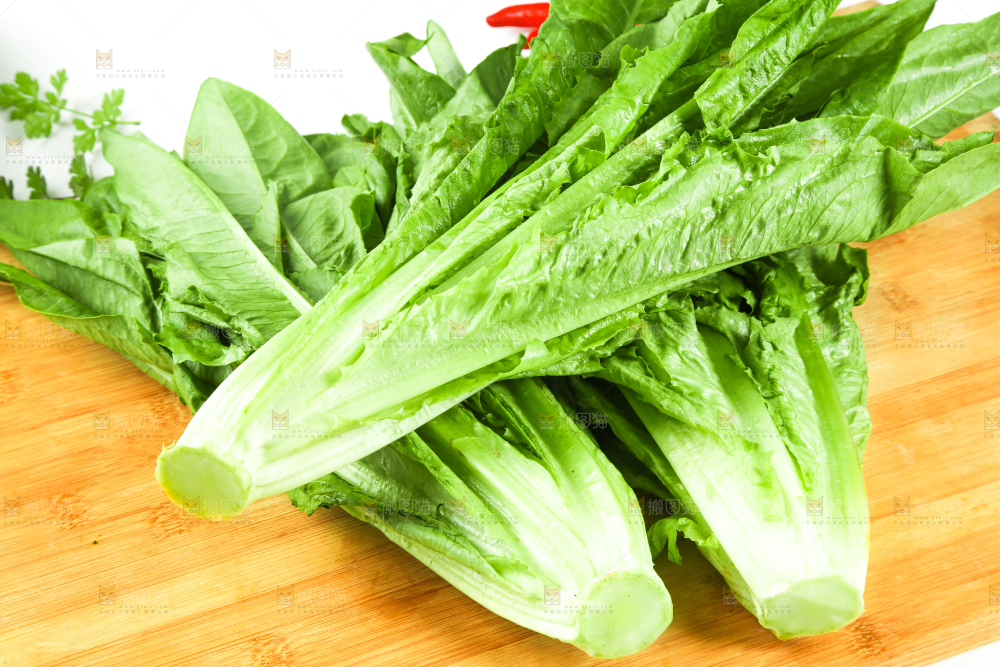 木板上的嫩油麦菜