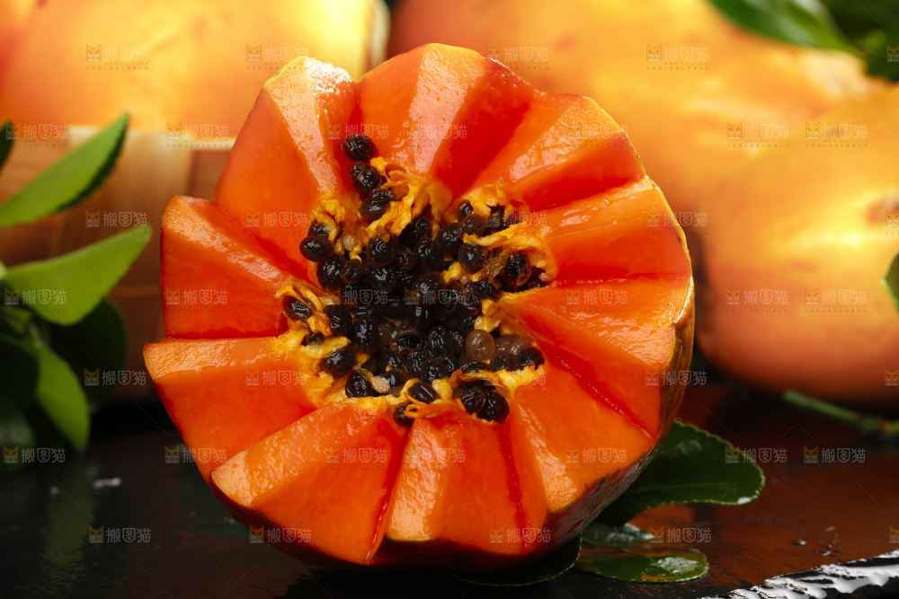 黑底上放着切开的冰糖红心木瓜