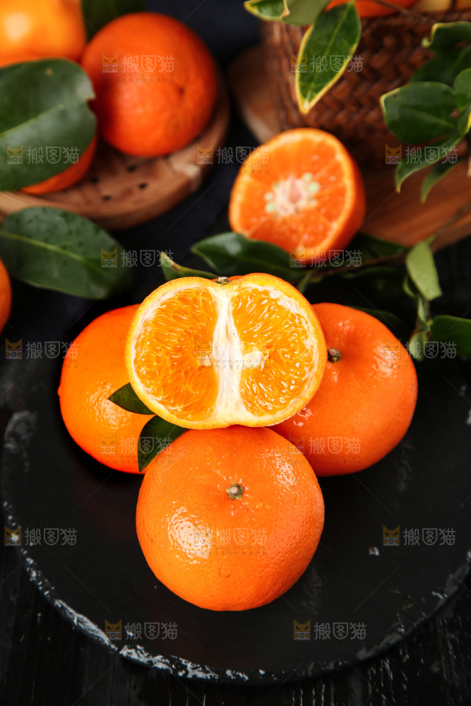 黑石板上放着沃柑