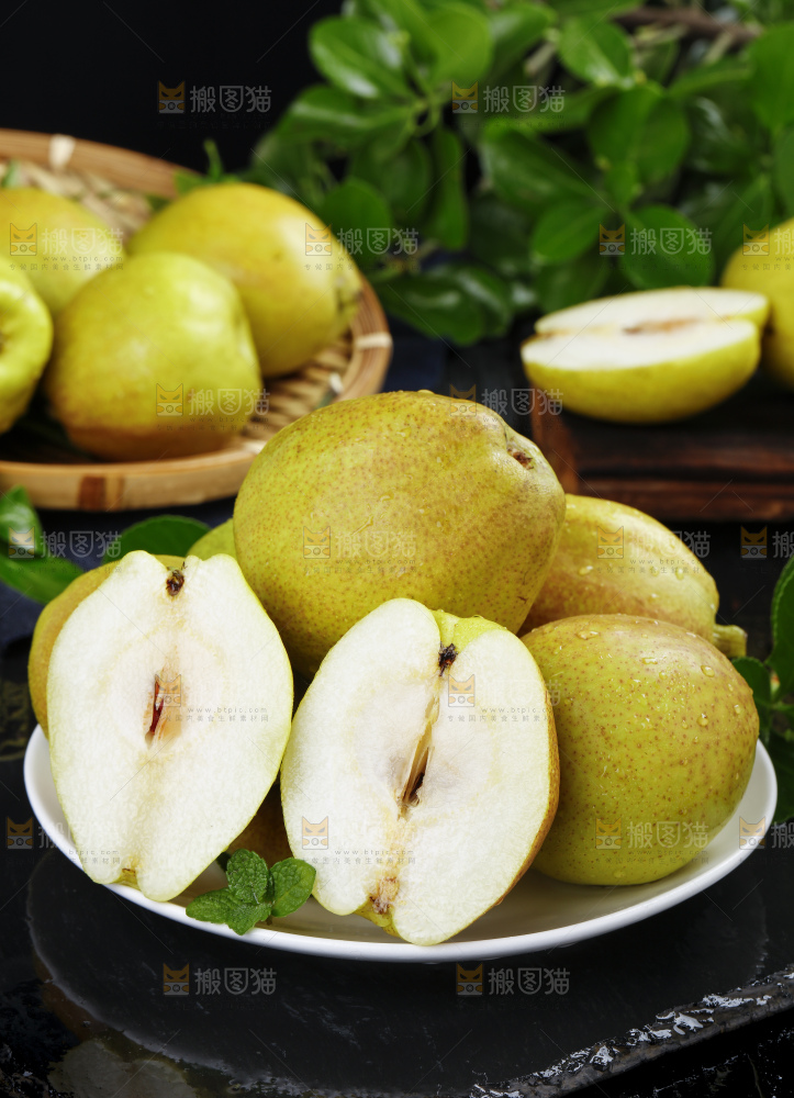 石板上放着一盘切开的小香梨