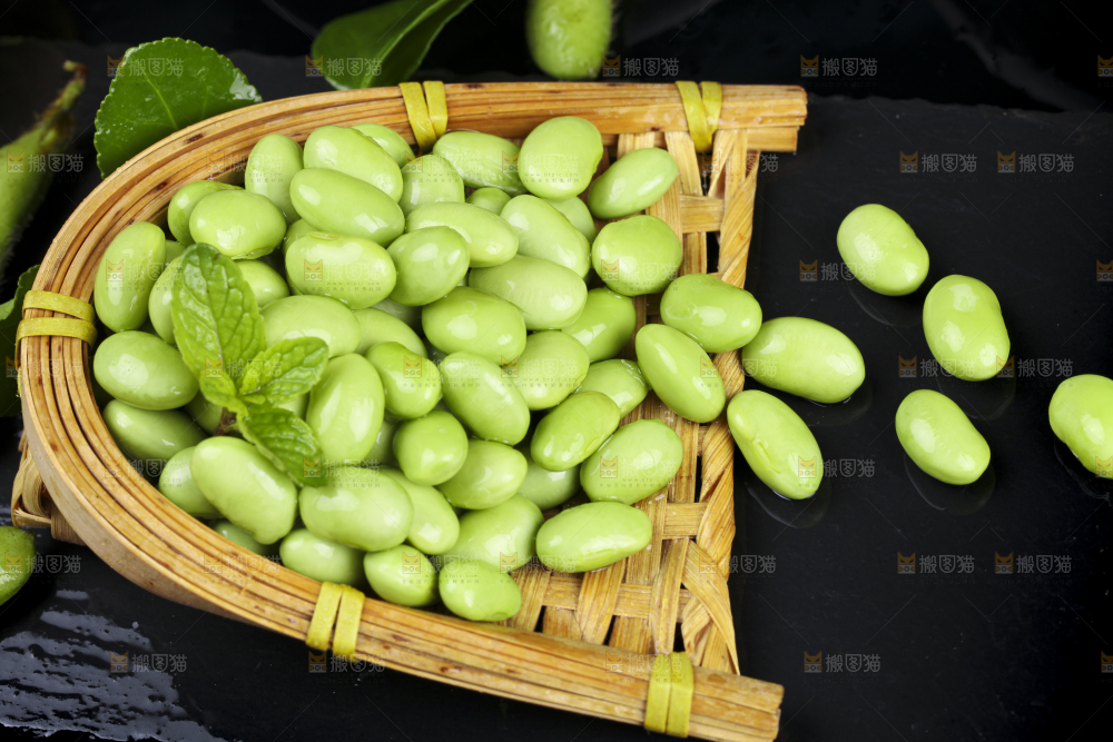 深底上放着新鲜毛豆粒