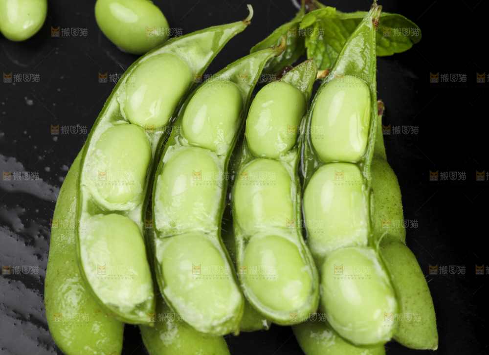 深底上放着新鲜毛豆