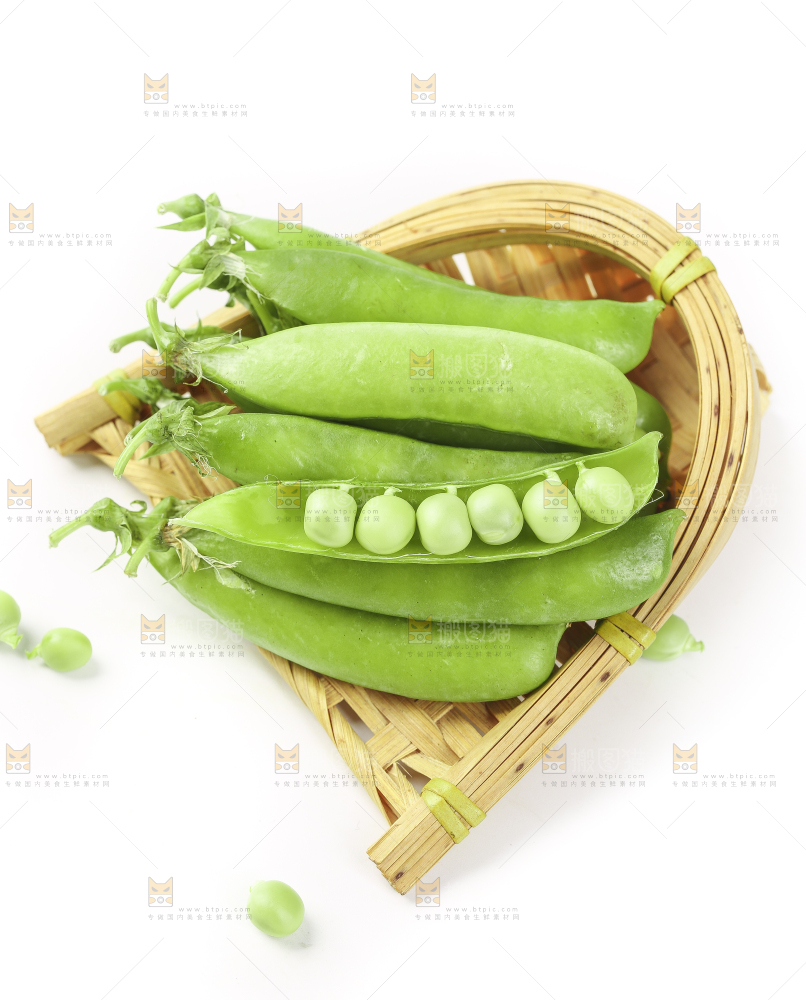 篮子里放着剥开豌豆荚