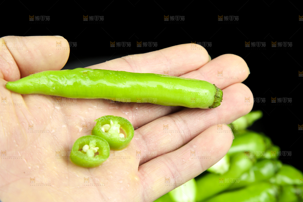 黑底上放着青尖椒